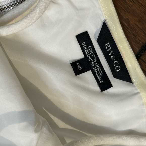 RW&CO. White Textured cut out Camisole Top size medium - Picture 3 of 6